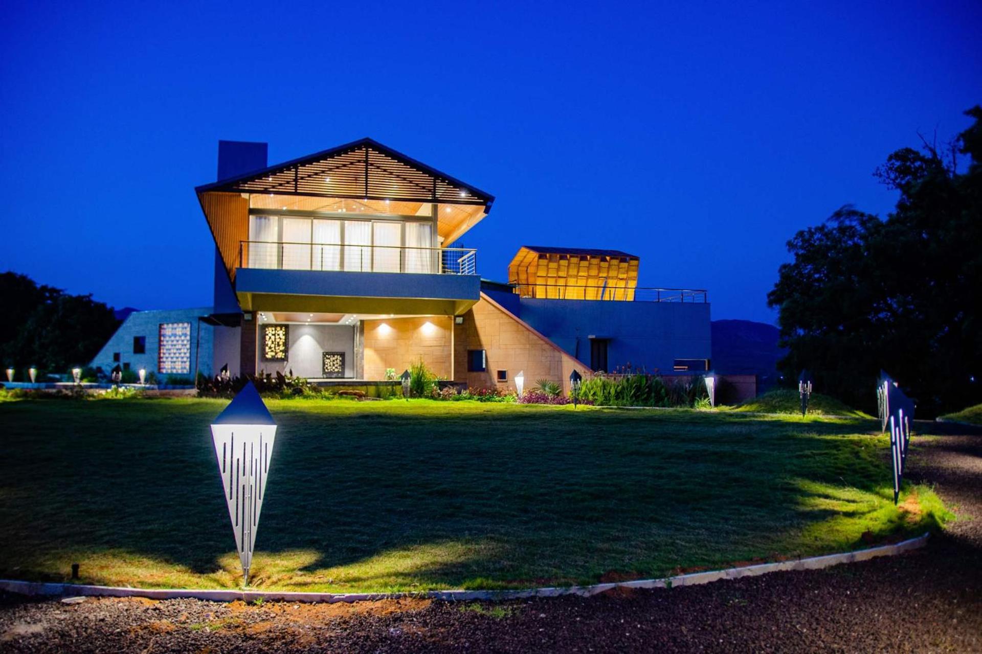 Pearl Lakeview Mansion By Stayvista - Lakeside Villa With Infinity Pool, Jacuzzi, In-House Theatre & Games Room Igatpuri Ngoại thất bức ảnh