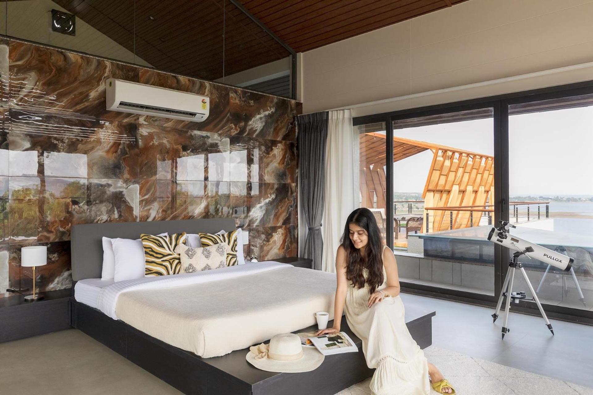 Pearl Lakeview Mansion By Stayvista - Lakeside Villa With Infinity Pool, Jacuzzi, In-House Theatre & Games Room Igatpuri Ngoại thất bức ảnh